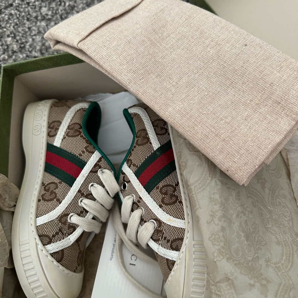 Gucci Kids Beige GG Canvas Sneakers with Green Trim and Red Stripe - Picture 9 of 11